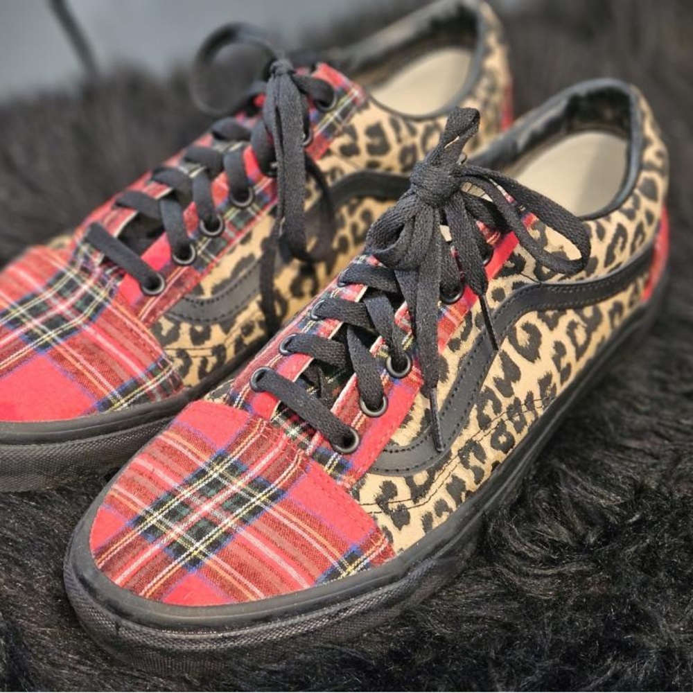 This shoe is perfect for the Christmas holiday, rarely worn in new condition.